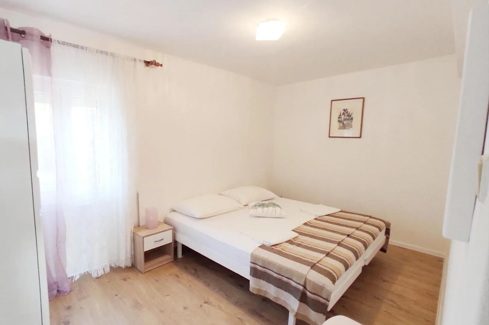 Guest house Apartments Danica Lopar